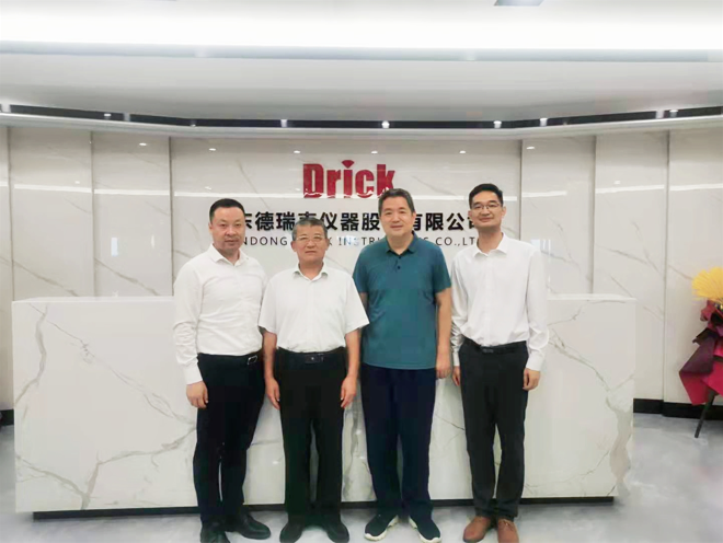 濟南歷下區(qū)委統(tǒng)戰(zhàn)部副部長、區(qū)工商聯(lián)黨組書記楊鋒蒞臨德瑞克考察指導